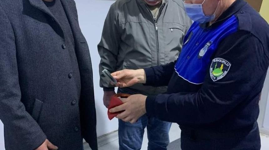 Yolda bulduğu para dolu c&uuml;zdanı sahibine teslim etti