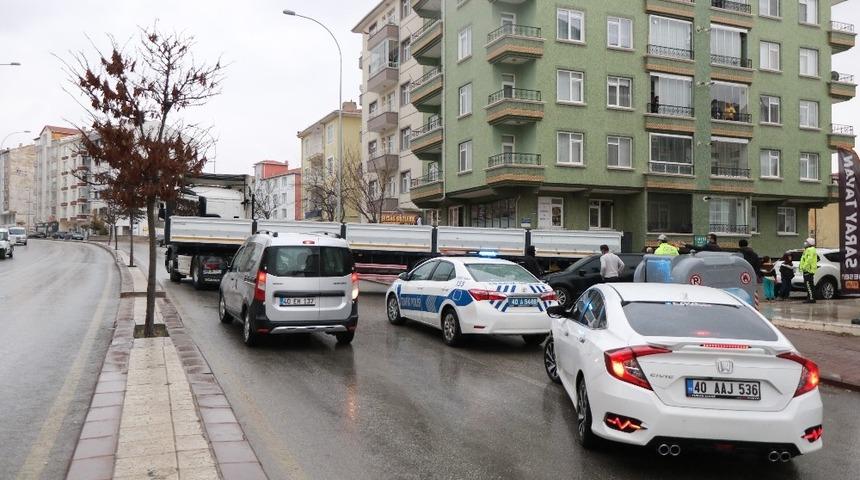 Tırı park etmek isterken park halindeki otomobile &ccedil;arptı
