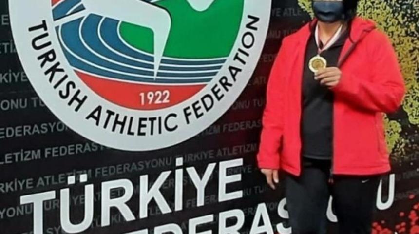 İzmit Belediyesporlu atlet şampiyonluğa g&uuml;lle attı