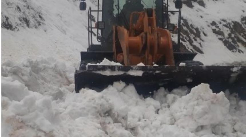 Bing&ouml;l&rsquo;de &ccedil;ığ d&uuml;şt&uuml;, kapanan yol kısa s&uuml;rede a&ccedil;ıldı