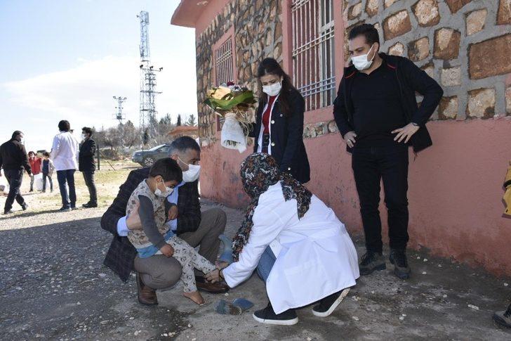 Mardin’de fedakar sağlık çalışanları köy okullarını unutmadı G2