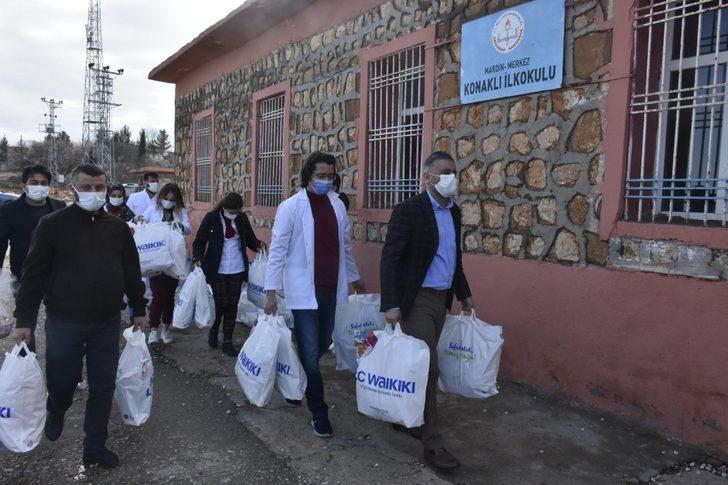 Mardin’de fedakar sağlık çalışanları köy okullarını unutmadı G3