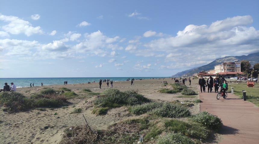 Hatay'da yasak kalktı, vatandaşlar soluğu sahilde aldı