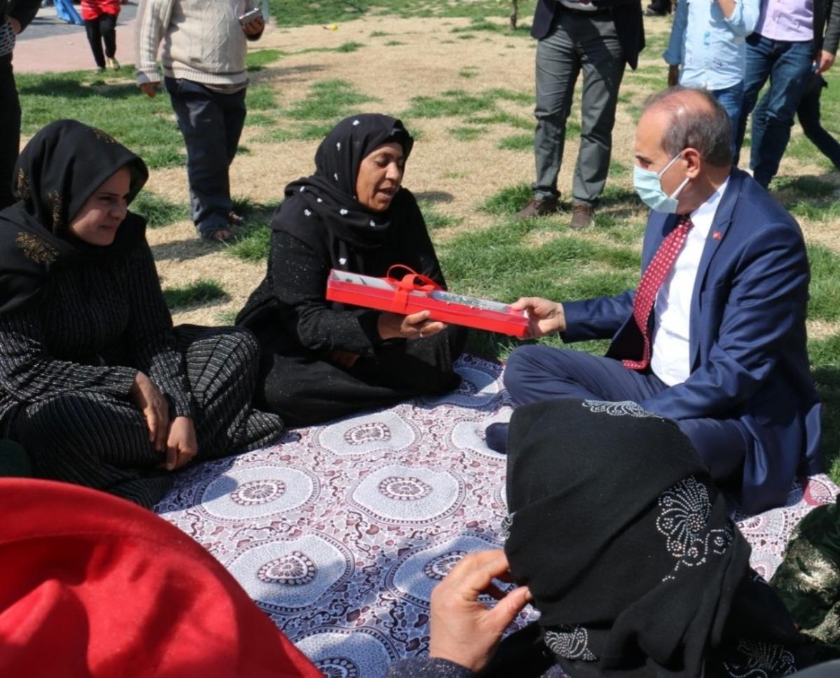 Yal&ccedil;ınkaya kadınlara karanfil dağıttı