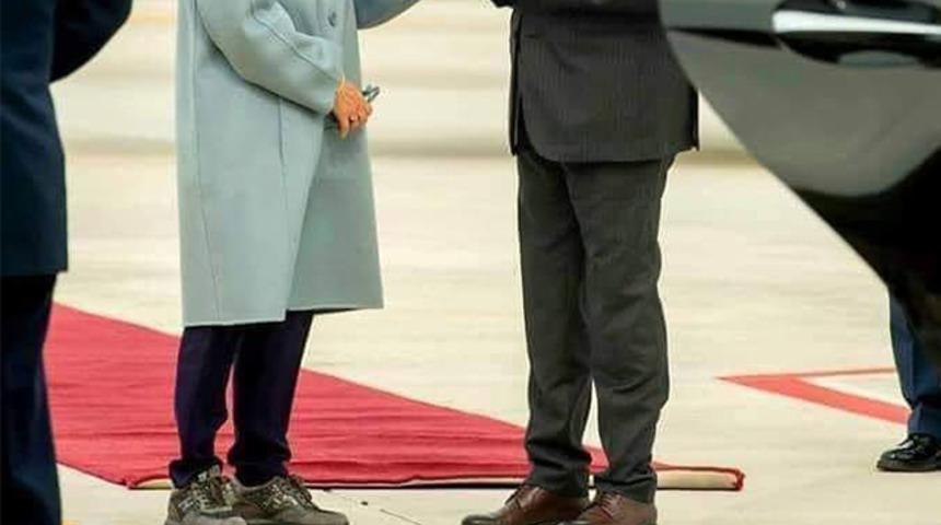 Rodos'u ziyaret eden Yunanistan Cumhurbaşkanı ayakkabısıyla tepki çekti