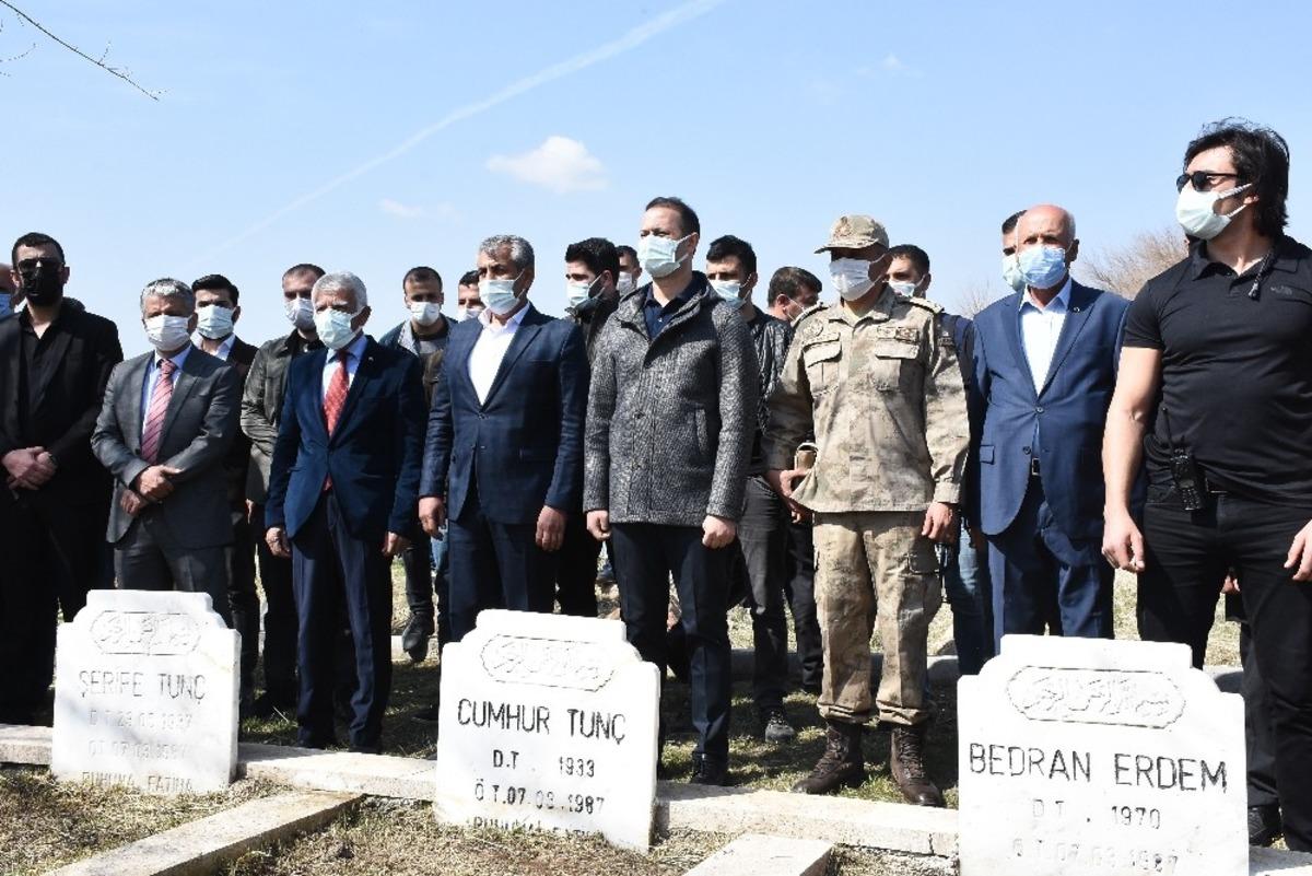 Nusaybin&rsquo;de 34 yıl &ouml;nce ter&ouml;r &ouml;rg&uuml;t&uuml;nce katledilenler mezarları başında anıldı