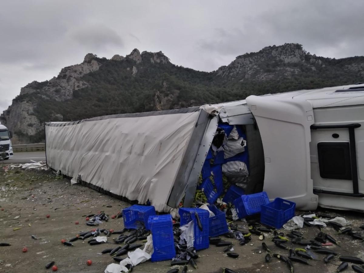 Bilecik&rsquo;te sebze y&uuml;kl&uuml; tır devrildi: 1 yaralı