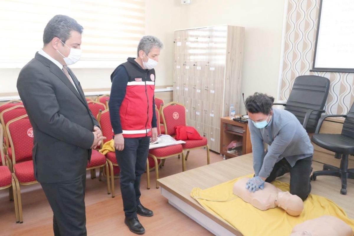 Sivas&rsquo;ta &ouml;ğretmenlere ilk yardım eğitimi