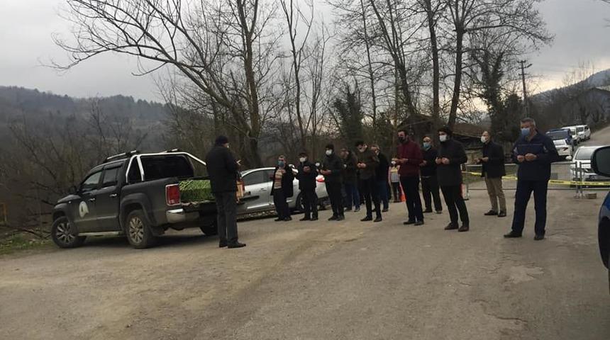 Köye alınmayınca jandarma noktasında cenaze namazı kıldılar