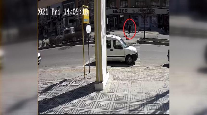 Yaya geçidinde otomobil çarpan kadın metrelerce havada savruldu