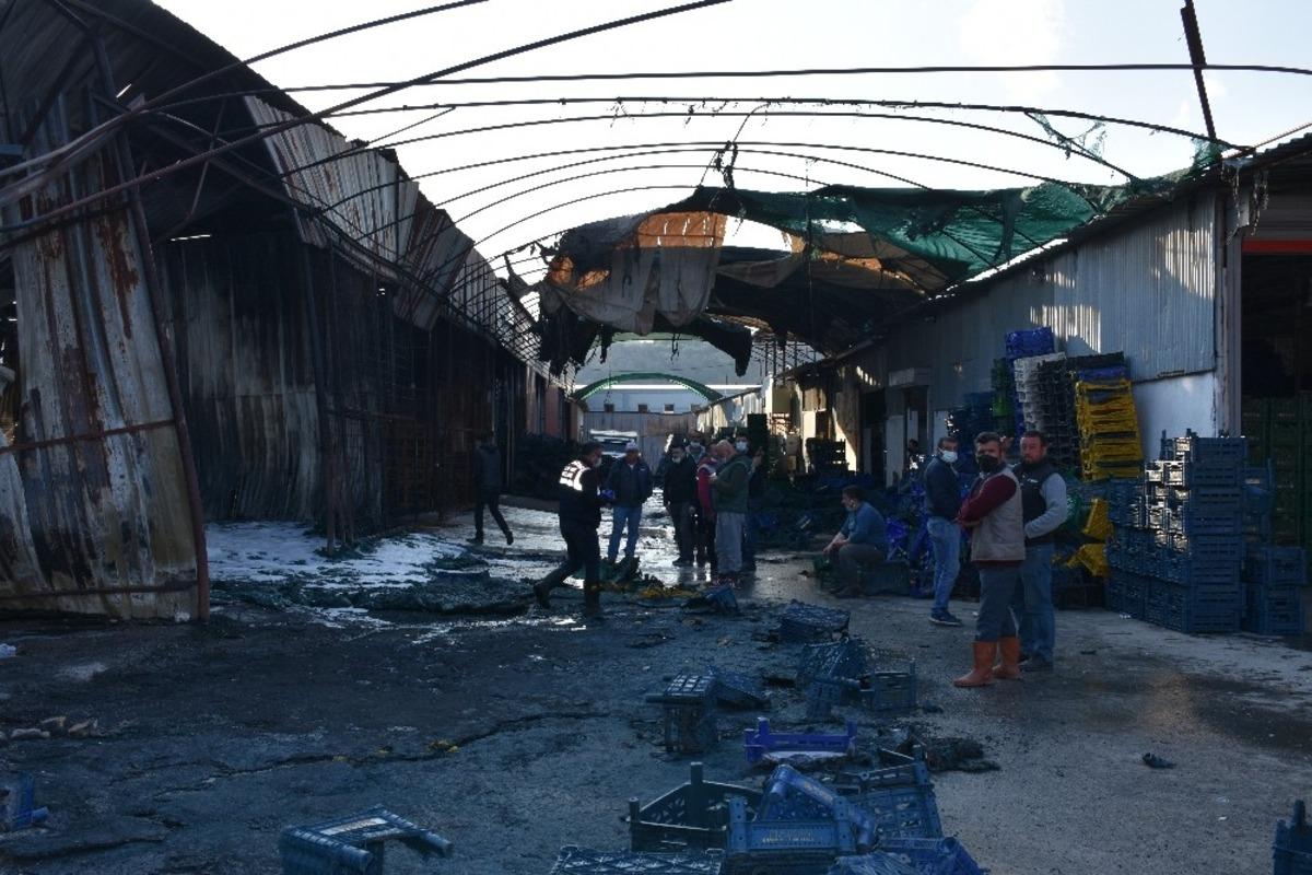 Menemen&rsquo;de sebze meyve halinde korkutan yangın
