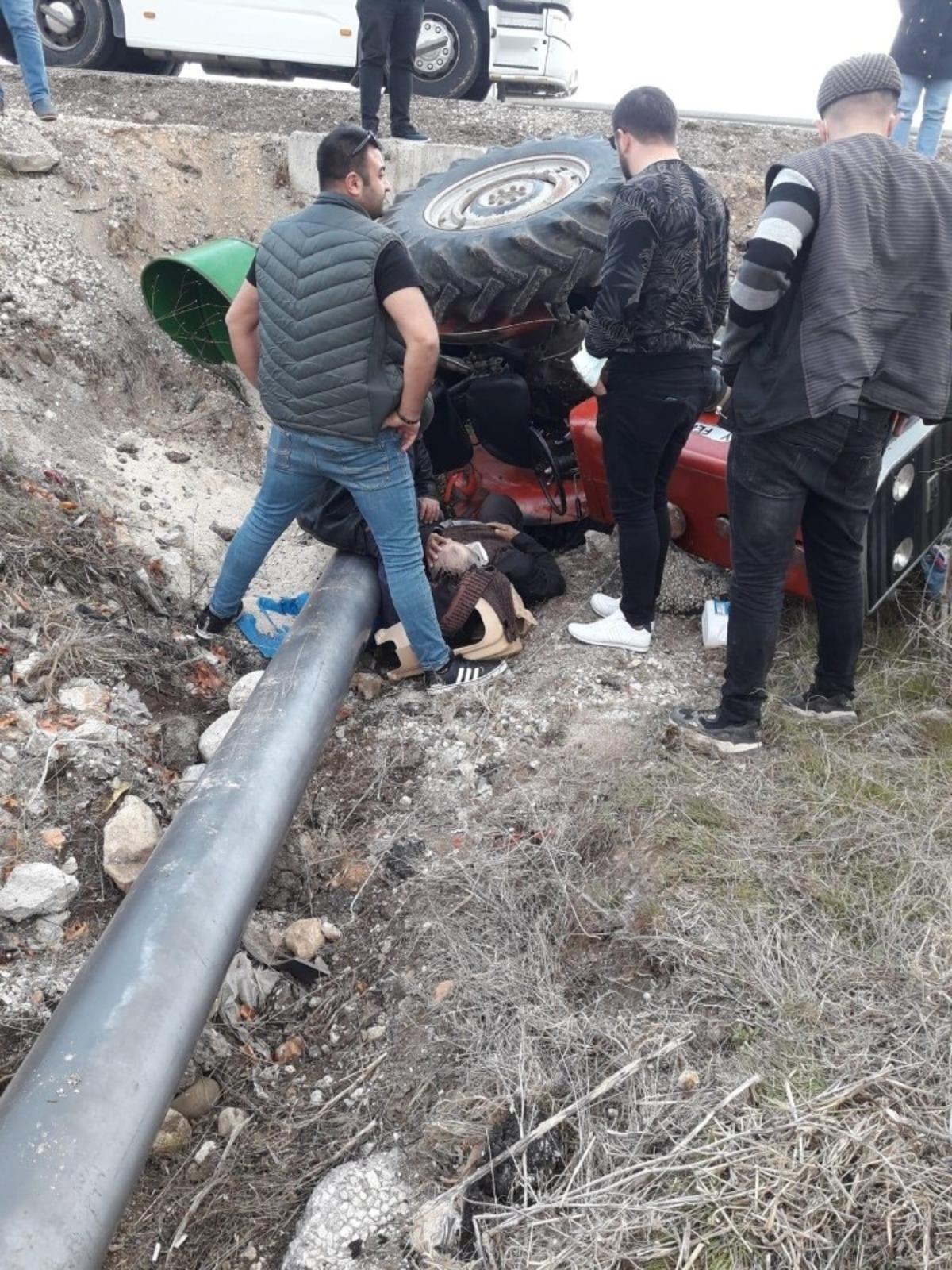 Trakt&ouml;r&uuml;yle kaza yaptı, yoldan ge&ccedil;en sağlık g&ouml;revlileri hayatını kurtardı