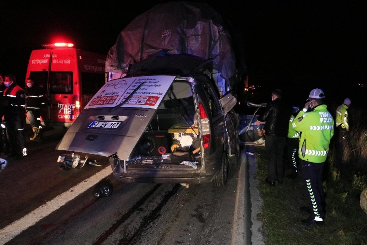 Hafif ticari ara&ccedil; tıra arkadan &ccedil;arptı: 3 &ouml;l&uuml;