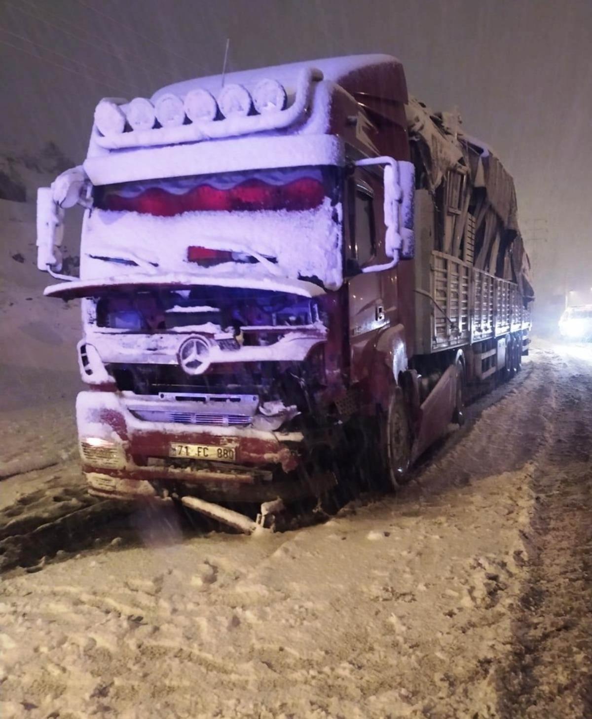 Bitlis&rsquo;te kar yağışı kazayı da beraberinde getirdi: 1 yaralı