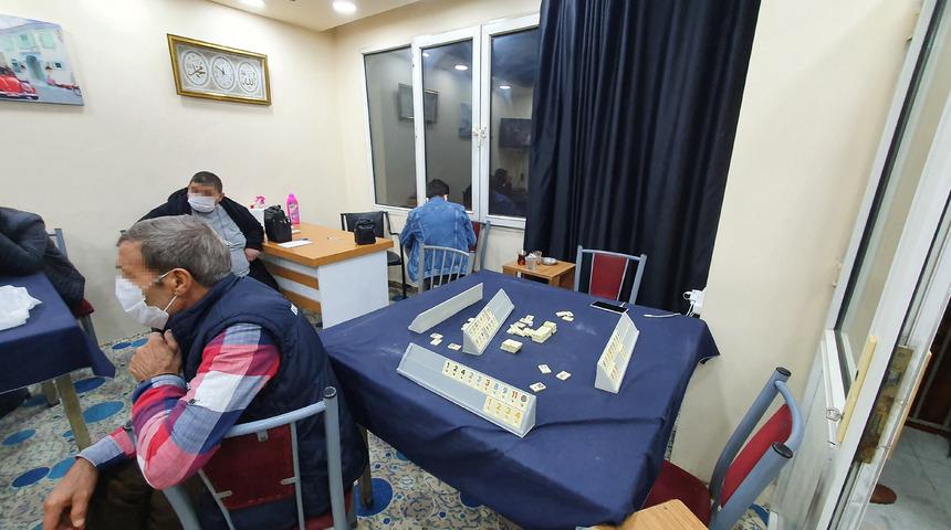 Güvenlik kameralı kahvehanede kumar oynayan 30 kişiye ceza