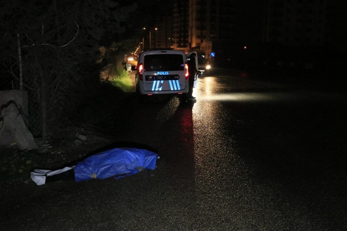 Adana&rsquo;da yol kenarında ceset bulundu