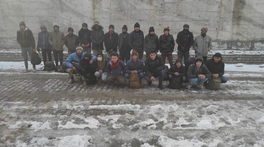 Başkale&rsquo;de 22 d&uuml;zensiz g&ouml;&ccedil;men yakalandı