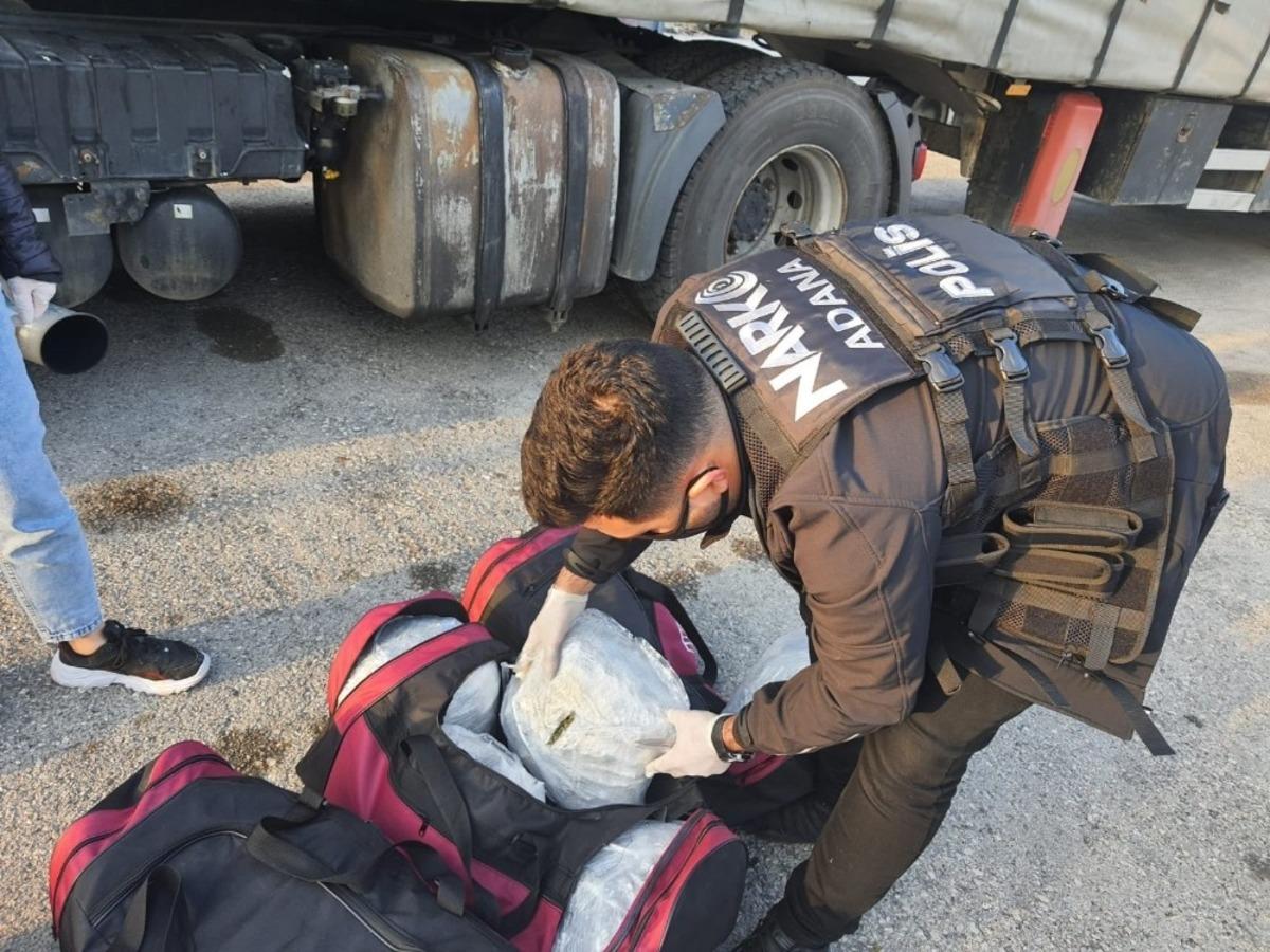 Film gibi operasyonla 50 kilo esrar ele ge&ccedil;irildi