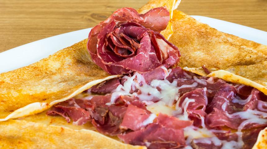 Bitmeyen Kahvaltılara: Fırında Pastırma Tarifi 