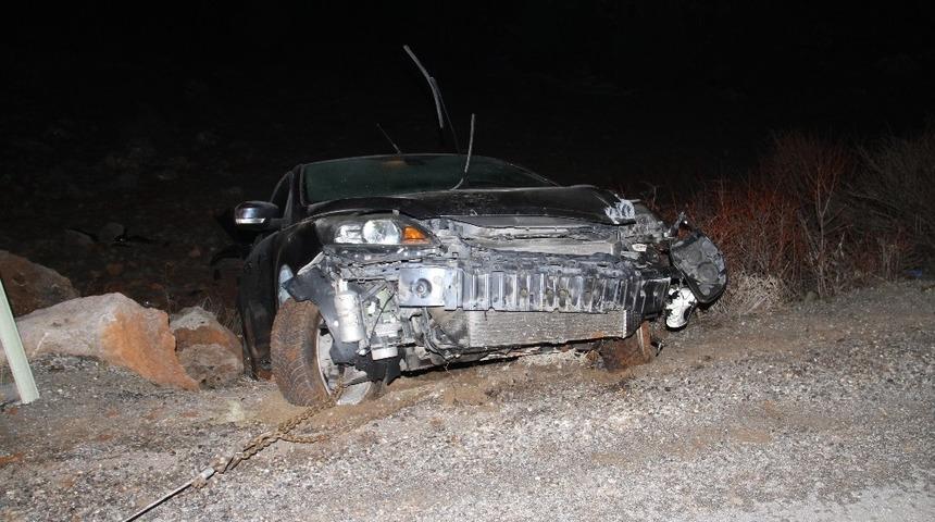 Kontrolden &ccedil;ıkan otomobil şarampole yuvarlandı: 2 yaralı