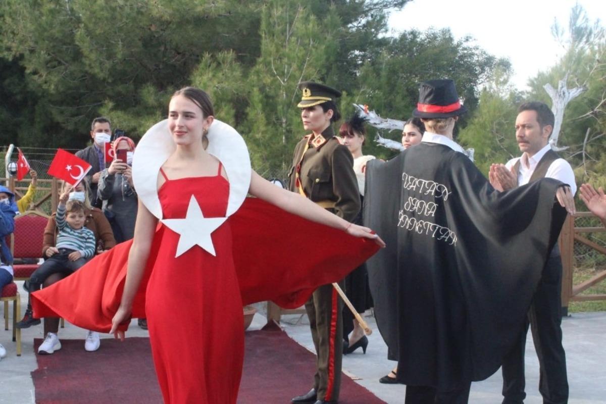 Karataş&rsquo;ta Cumhuriyet D&ouml;nemi Kadın Kıyafetleri defilesi d&uuml;zenlendi