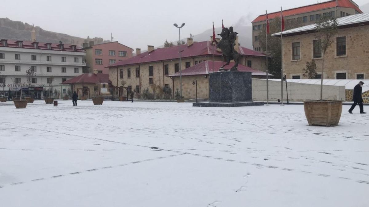 Bayburt ve Erzincan&rsquo;ın y&uuml;ksek kesimlerinde kar yağışı etkili oldu
