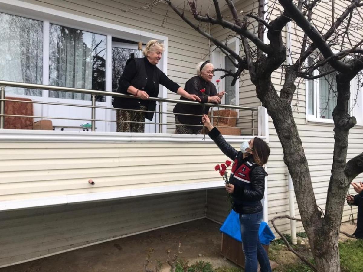 Jandarma kadınlara karanfil dağıtarak KADES&rsquo;i anlattı