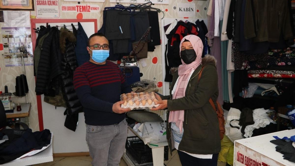 Evinin ge&ccedil;imi i&ccedil;in kapı kapı gezerek yumurta satıyor
