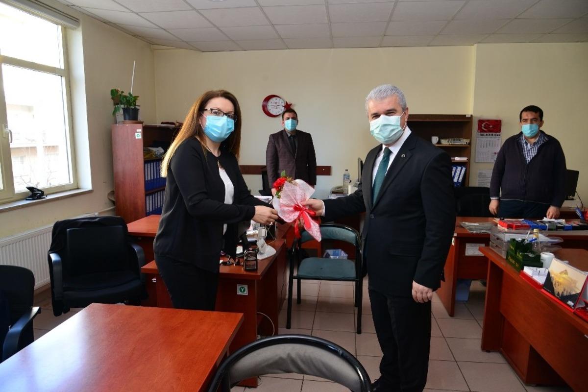 Kadınlar g&uuml;n&uuml;nde Vali Akın&rsquo;dan kadın personele karanfil