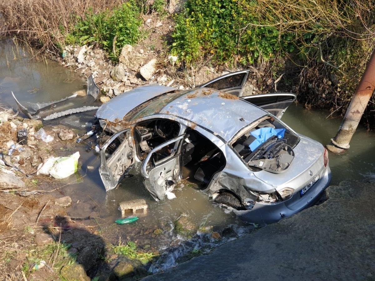 Minib&uuml;sle &ccedil;arpışan otomobil dereye u&ccedil;tu: 3 &ouml;l&uuml;, 2 yaralı