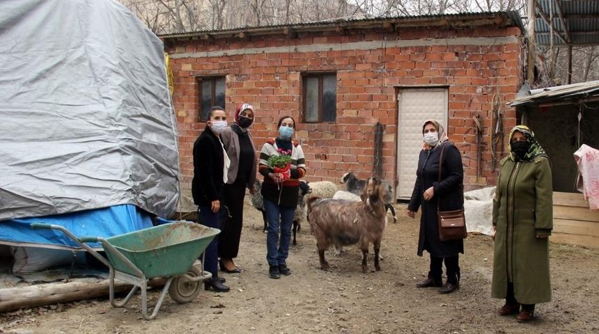 Evlerinin geçimine katkıda bulunan kadınlara çiçek