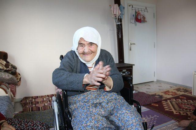 102 yaşındaki Fatma Nine’nin tekerlekli sandalye mutluluğu