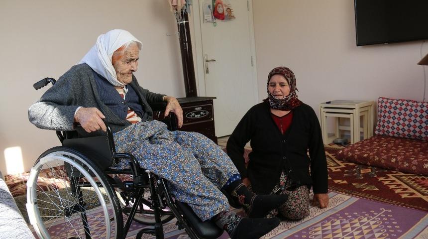 102 yaşındaki Fatma Nine’nin tekerlekli sandalye mutluluğu
