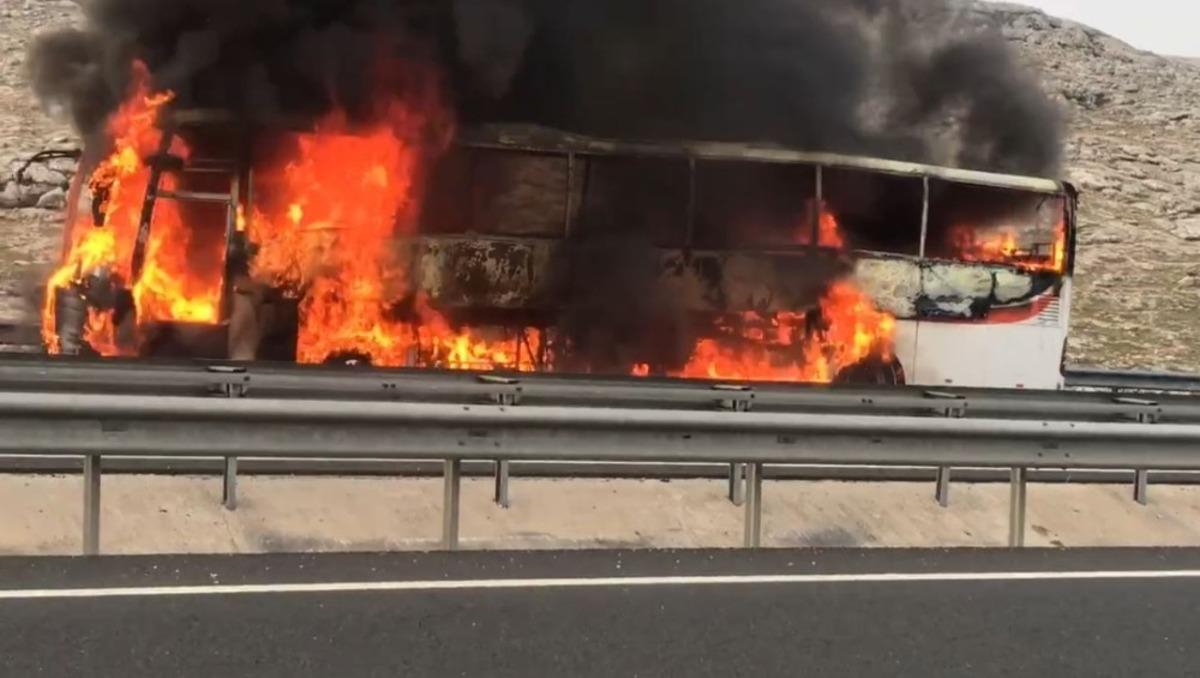Şanlıurfa&rsquo;da yolcu otob&uuml;s&uuml; alev alev yandı