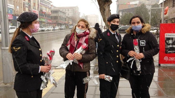 Polis ve jandarmadan kar yağışı altında kadınlara karanfil G1