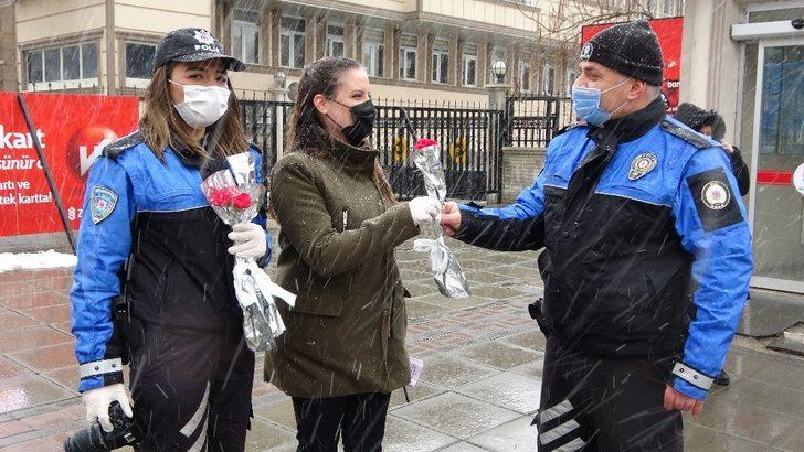 Polis ve jandarmadan kar yağışı altında kadınlara karanfil G2