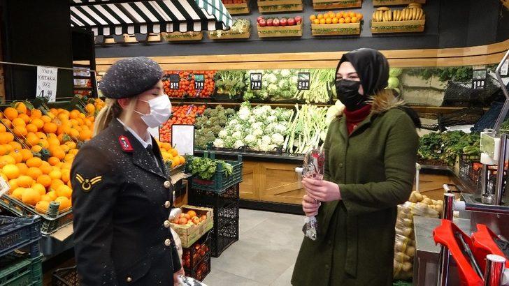 Polis ve jandarmadan kar yağışı altında kadınlara karanfil G3