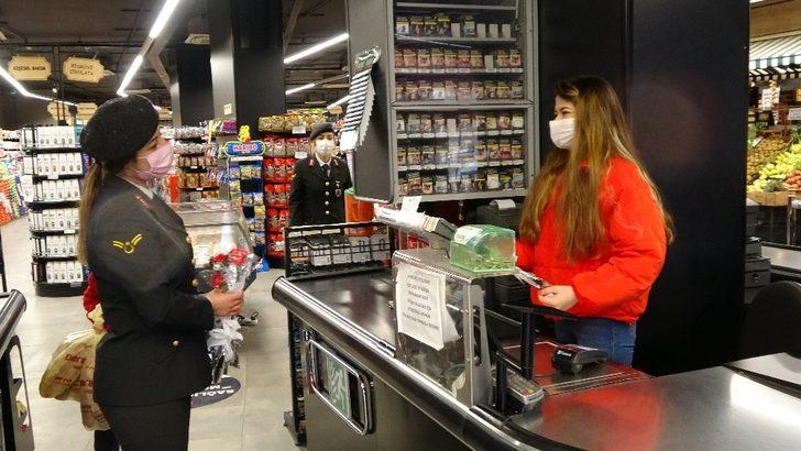 Polis ve jandarmadan kar yağışı altında kadınlara karanfil G4