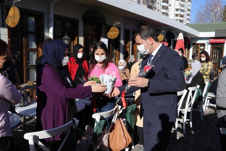 Baydilli kadınlarla bir araya gelerek çiçek dağıttı G1