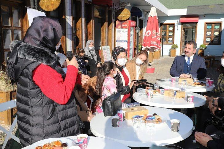 Baydilli kadınlarla bir araya gelerek çiçek dağıttı G2