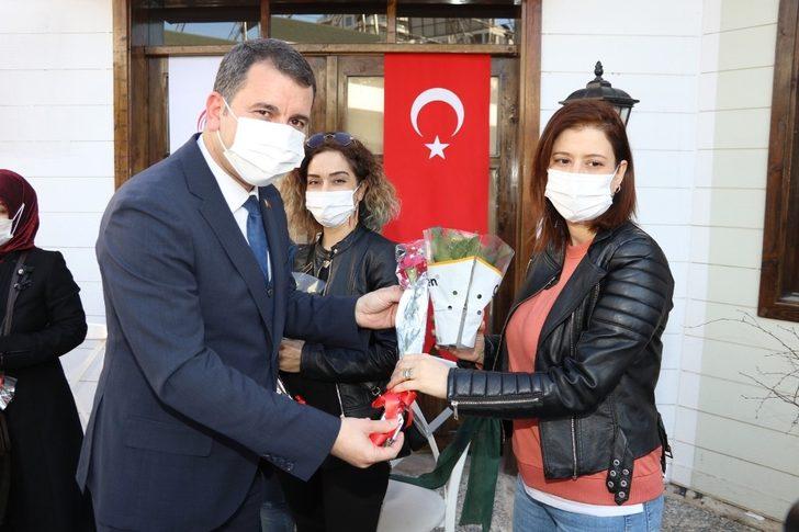 Baydilli kadınlarla bir araya gelerek çiçek dağıttı G4