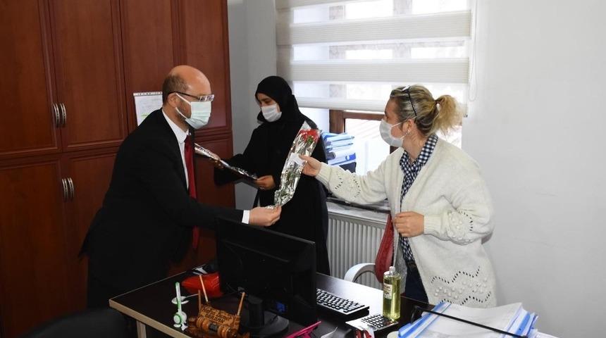 Başkan &Ouml;zcan, 8 Mart D&uuml;nya Kadınlar G&uuml;n&uuml;nde karanfil dağıttı