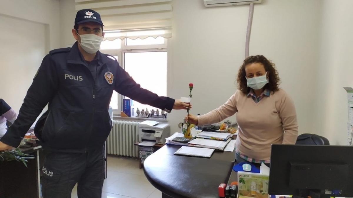 Osmaneli polisi Kadınlar G&uuml;n&uuml; dolayısıyla karanfil dağıttı
