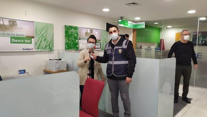 Osmaneli polisi Kadınlar Günü dolayısıyla karanfil dağıttı G2