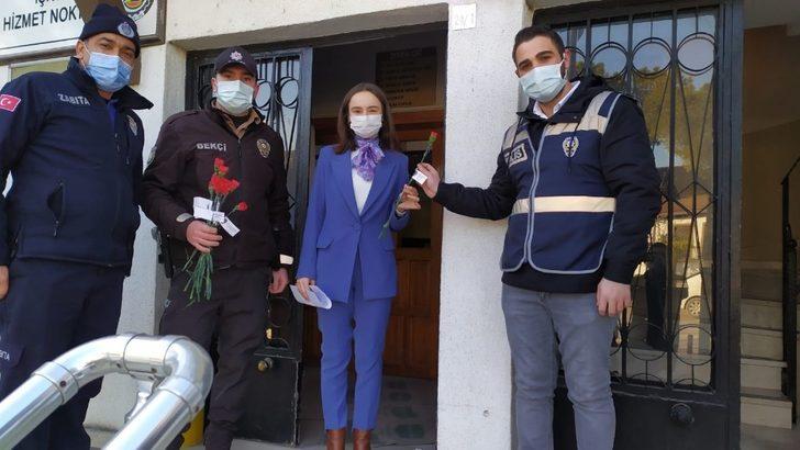 Osmaneli polisi Kadınlar Günü dolayısıyla karanfil dağıttı G3