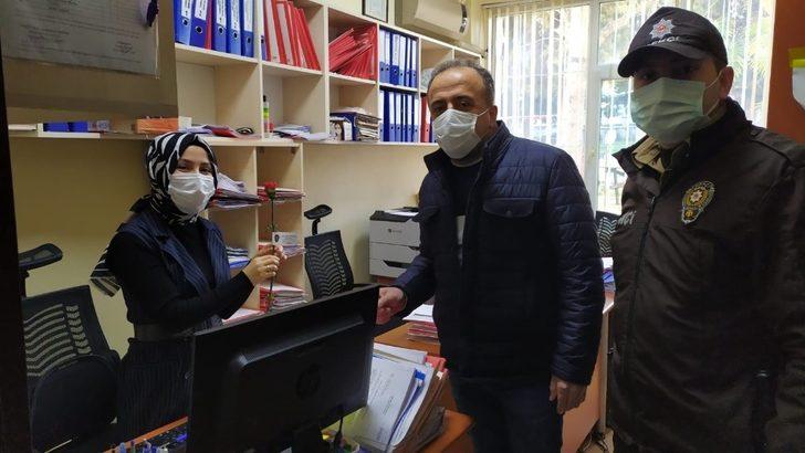 Osmaneli polisi Kadınlar Günü dolayısıyla karanfil dağıttı G4