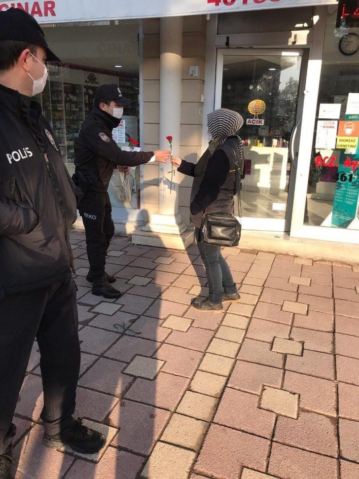 Osmaneli polisi Kadınlar Günü dolayısıyla karanfil dağıttı G5