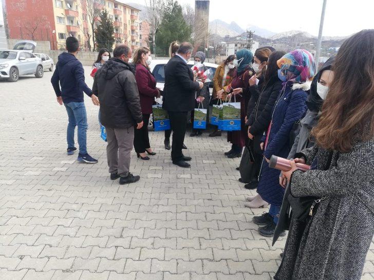 Şenoba Belediye Başkanı Alihan Babat kadınlara karanfil dağıttı G3
