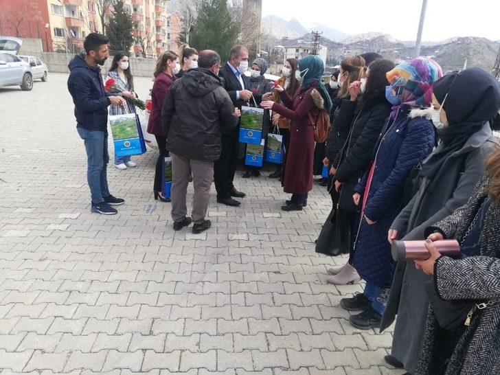 Şenoba Belediye Başkanı Alihan Babat kadınlara karanfil dağıttı G4