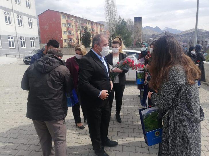 Şenoba Belediye Başkanı Alihan Babat kadınlara karanfil dağıttı G5